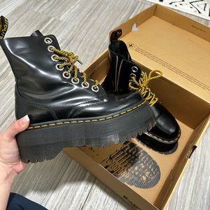 Dr. Martens Jadon Max black